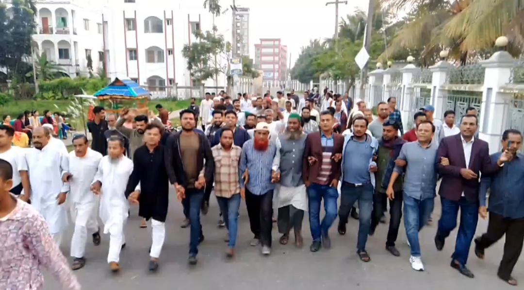 মাদারীপুর-৩ আসনে আ‌নিসুর রহমান খোকন তালুকদারকে মনোনয়ন দেওয়ায় এলাকাজুড়ে আনন্দ মিছিল ও দোয়া মাহফিল